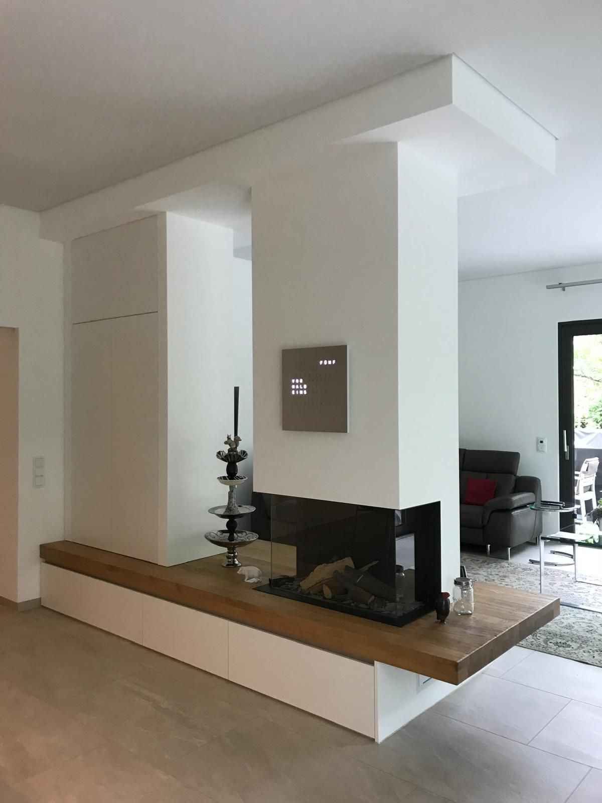 Ein Wohnzimmer mit Kamin und Couch