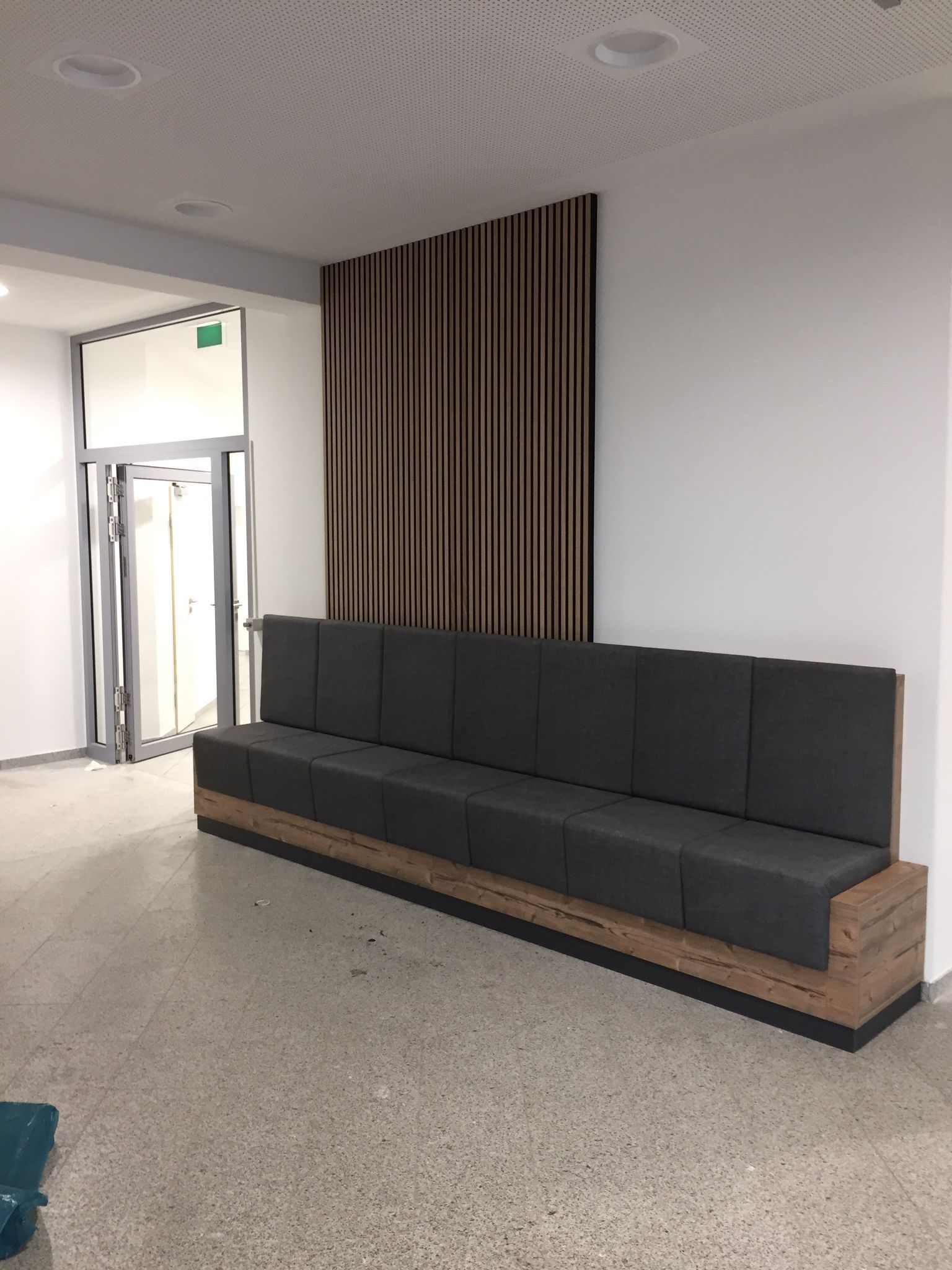 In der mitte des zimmers steht eine lange couch.