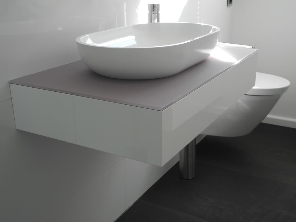 Ein Badezimmer mit Waschbecken und Toilette auf einem Regal
