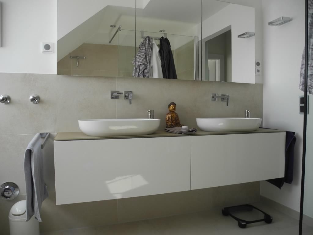 Ein Badezimmer mit zwei Waschbecken und einem Spiegel