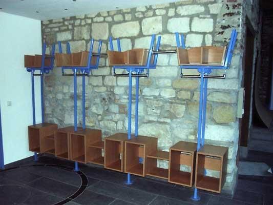 Ein Raum mit Steinwand und Holzregalen