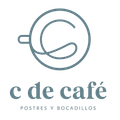 Logo de “c de café” en gris azulado, con taza estilizada y el texto “postres y bocadillos”