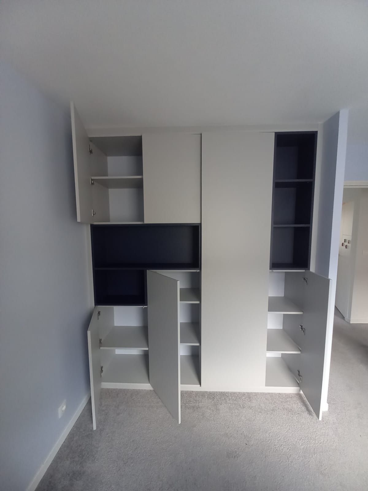 Placard battant sur mesure avec niche à Nantes. Placard bureau