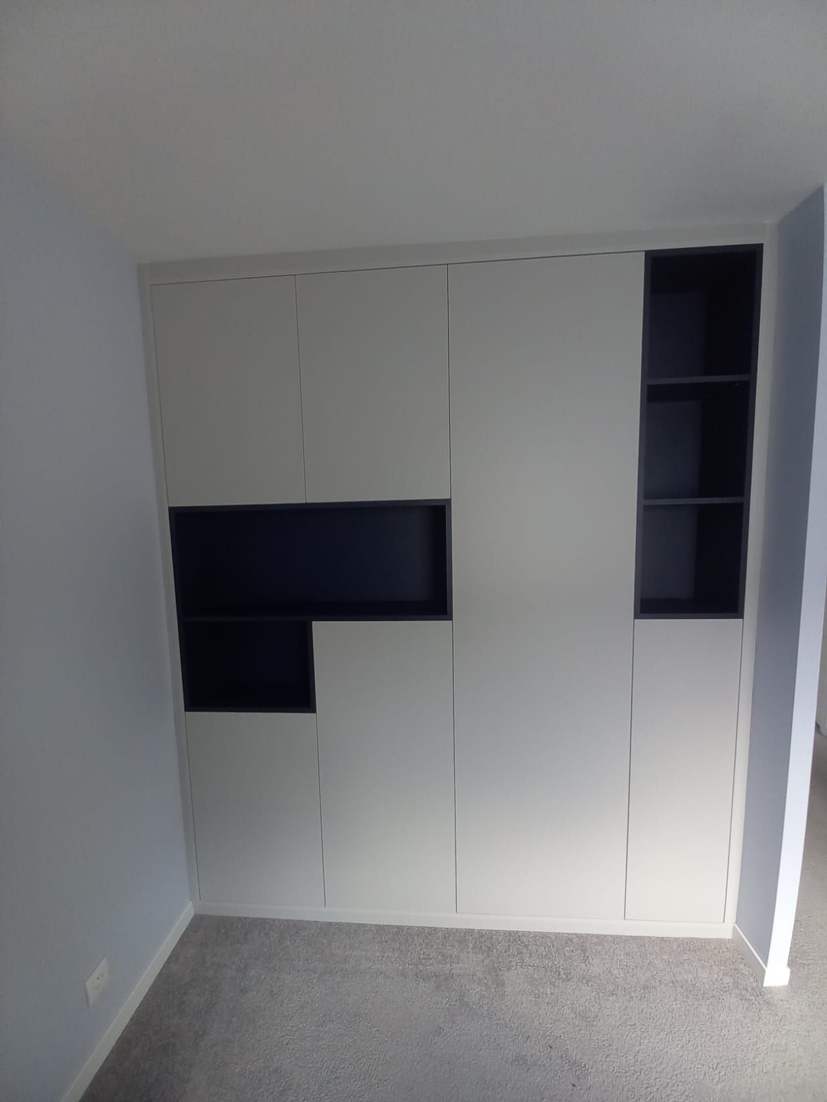 Placard battant sur mesure avec niche à Nantes. Placard bureau