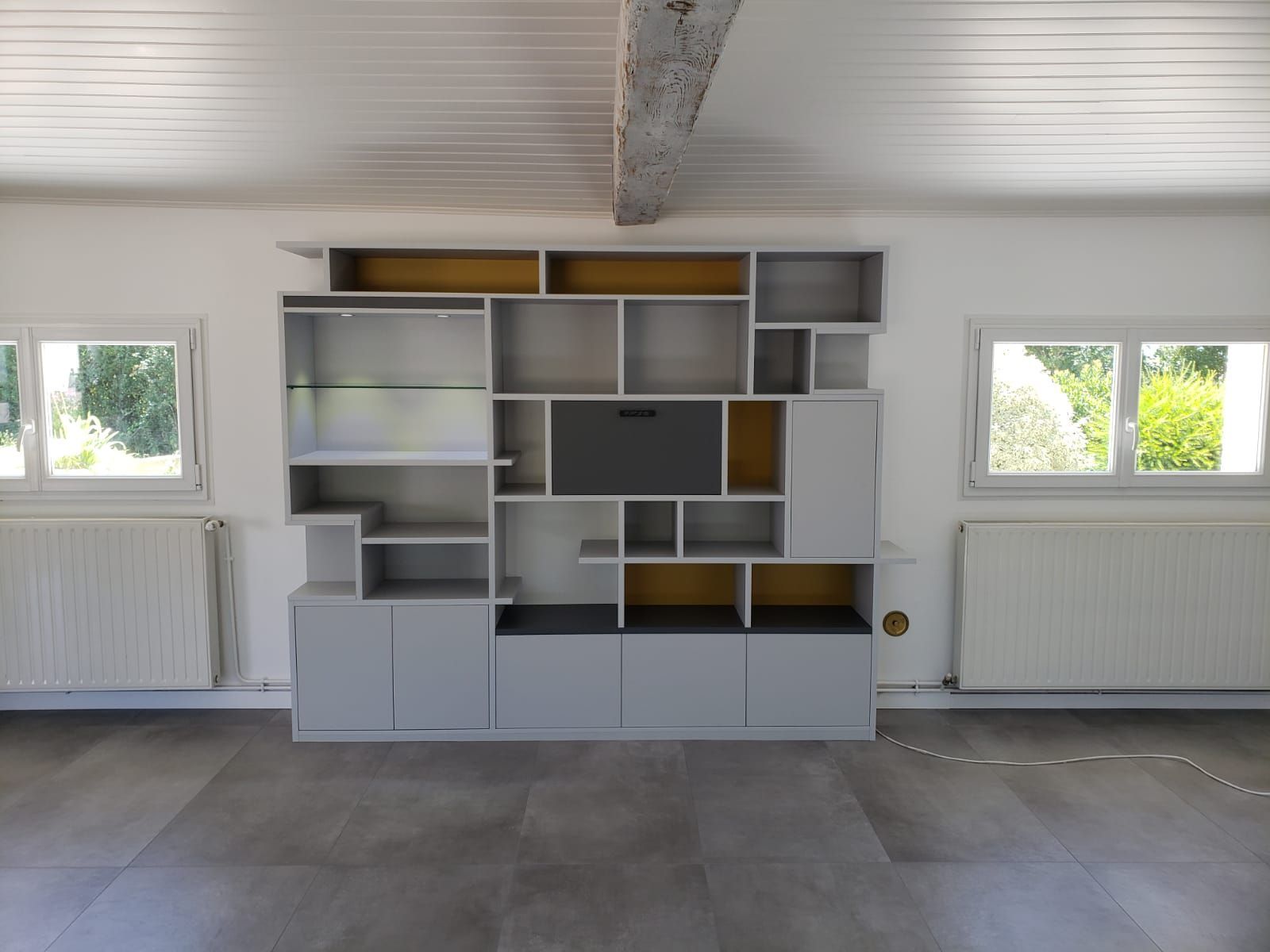 Bibliothèque sur mesure à Nantes avec emplacement TV et spot LED.