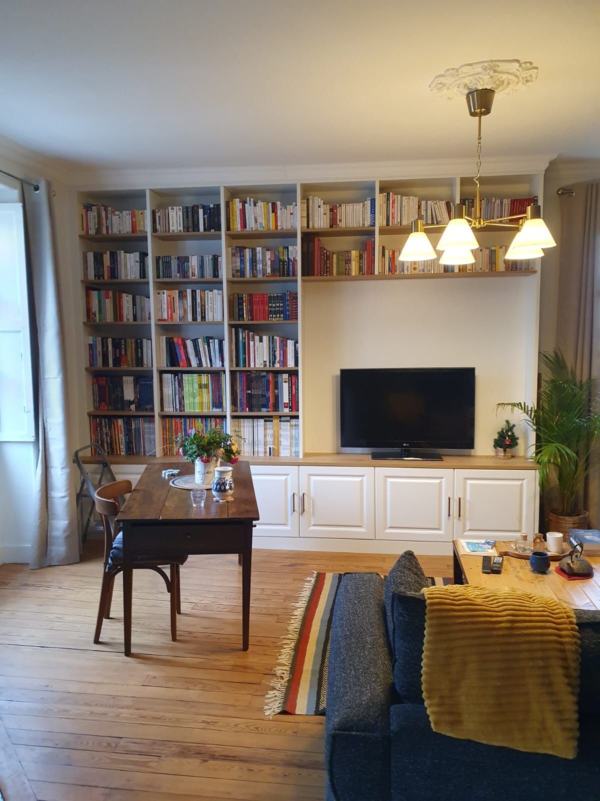 Bibliothèque et emplacement TV sur mesure à Nantes. Bois et blanc