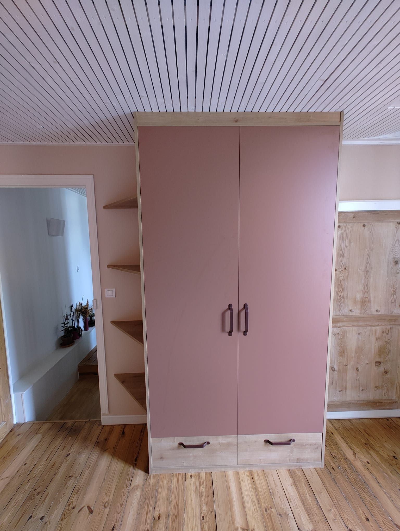 Placard battant avec tiroirs sur mesure à Nantes.