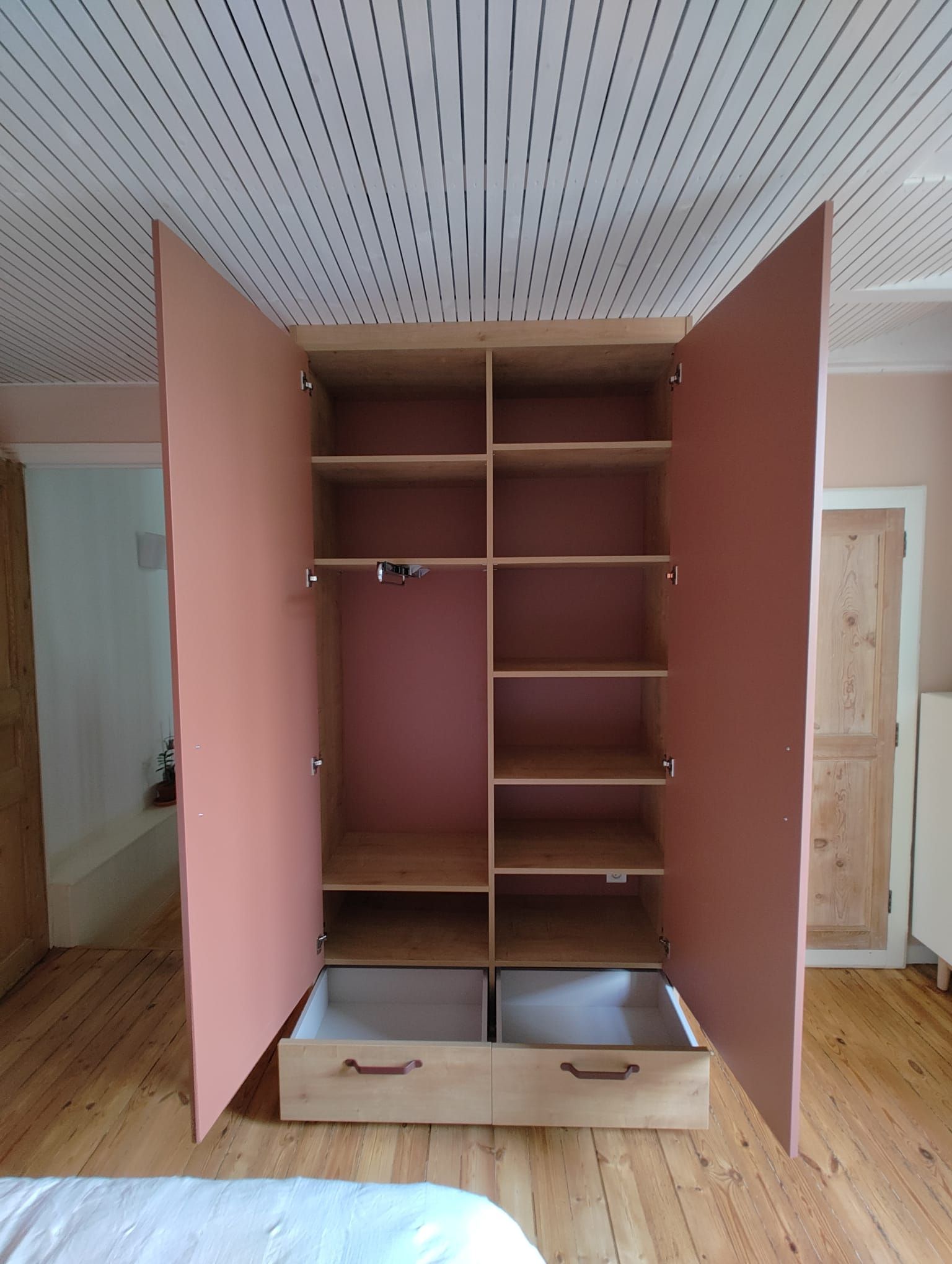 Placard battant avec tiroirs sur mesure à Nantes.