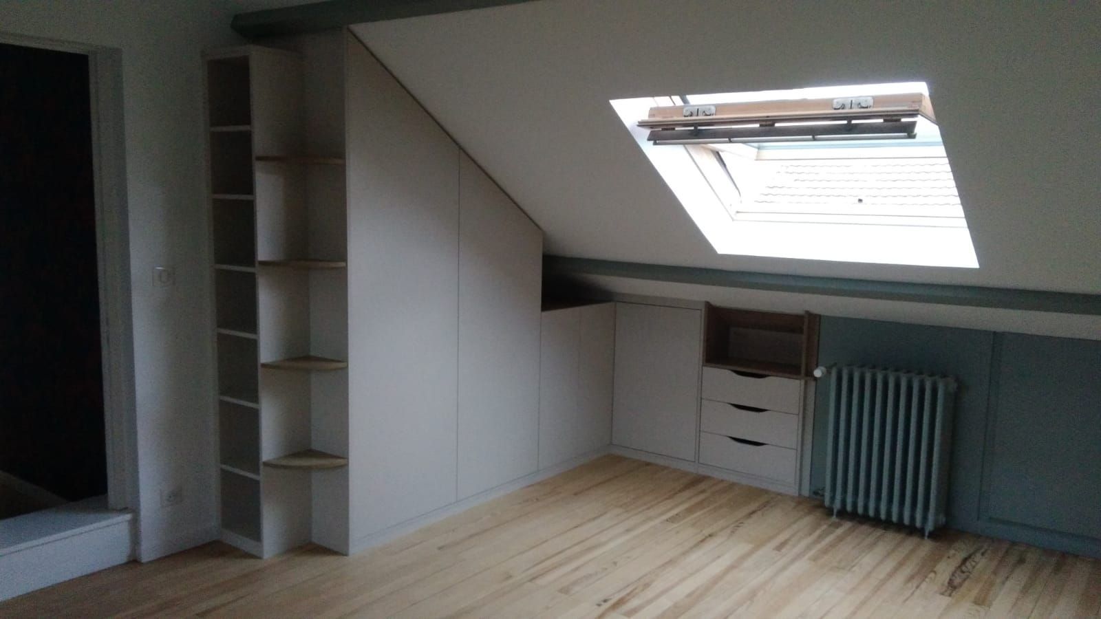 Aménagement sous pente sur mesure à Nantes.