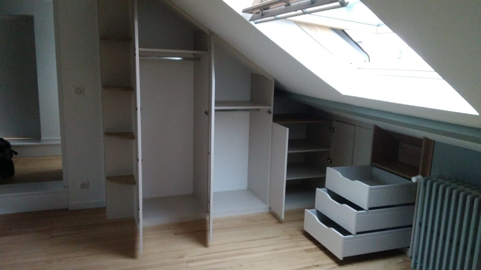 Aménagement sous pente sur mesure à Nantes.