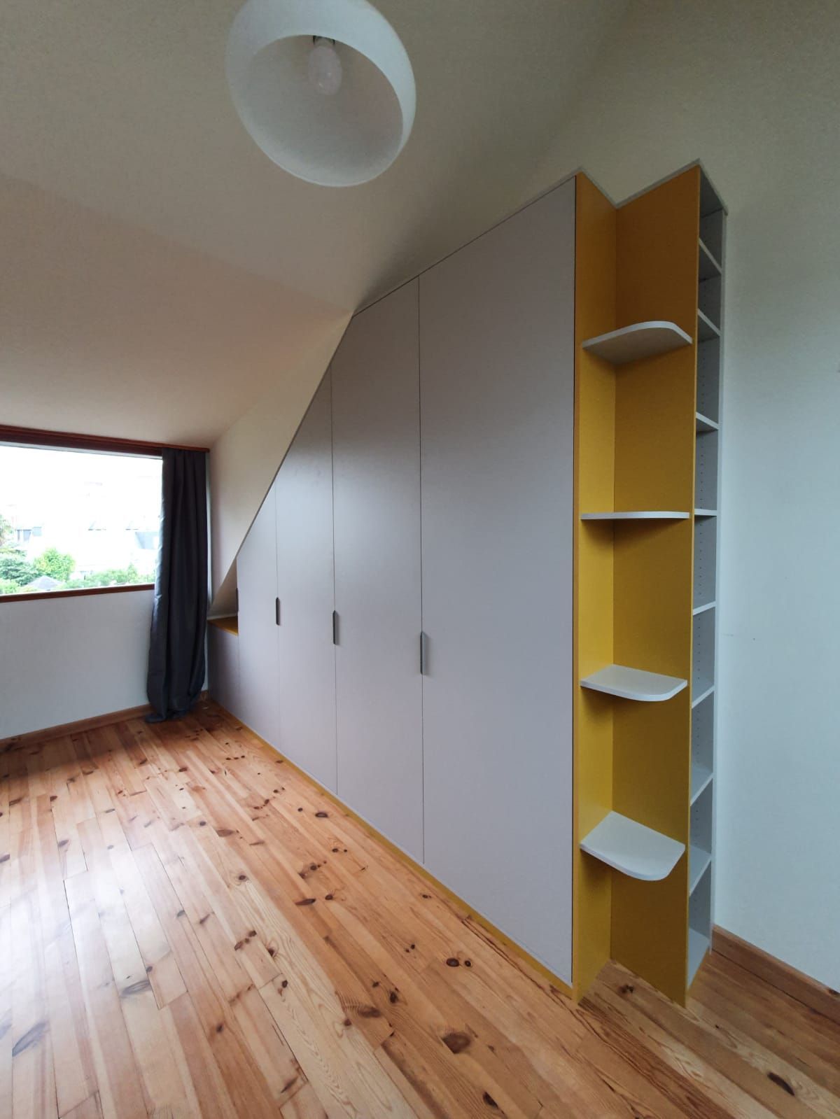 Aménagement sous pente sur mesure à Nantes.