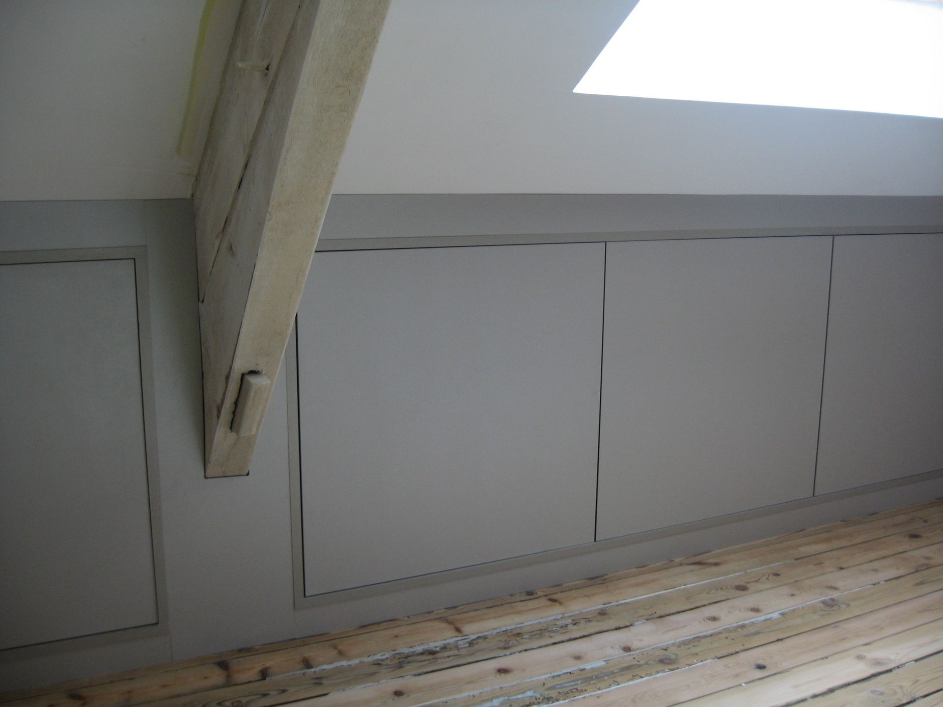 Aménagement sous pente sur mesure à Nantes.