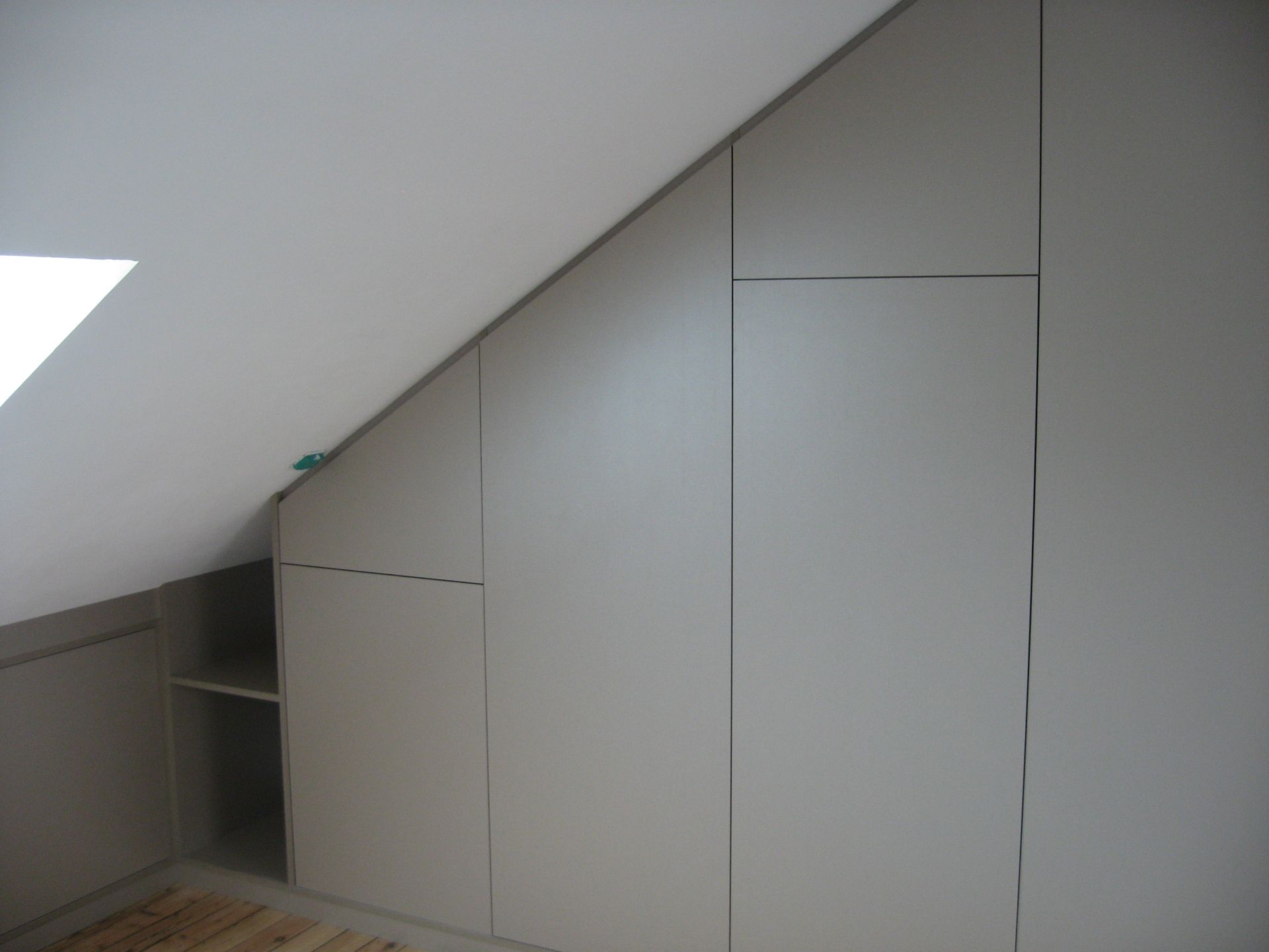 Aménagement sous pente sur mesure à Nantes.