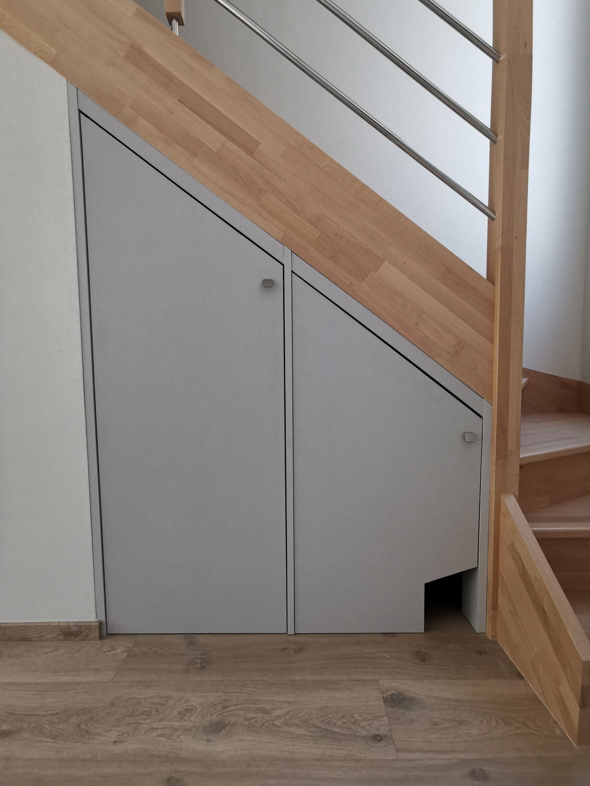 Aménagement sous escalier sur mesure à Nantes.