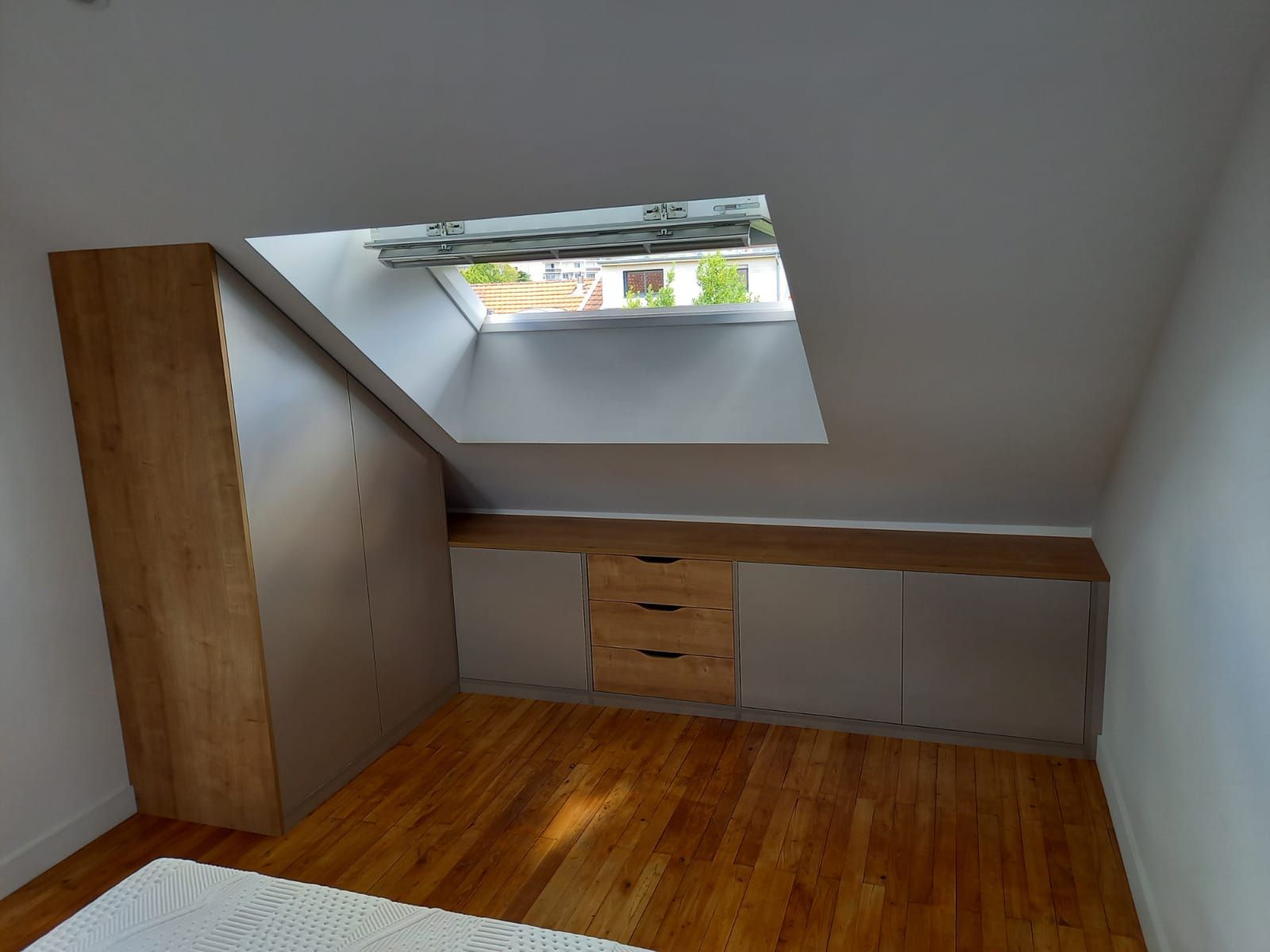 Aménagement sous pente sur mesure à Nantes.