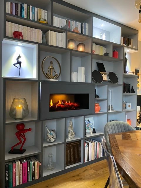 Bibliothèque sur mesure à Nantes avec cheminée encastrée et spot LED.