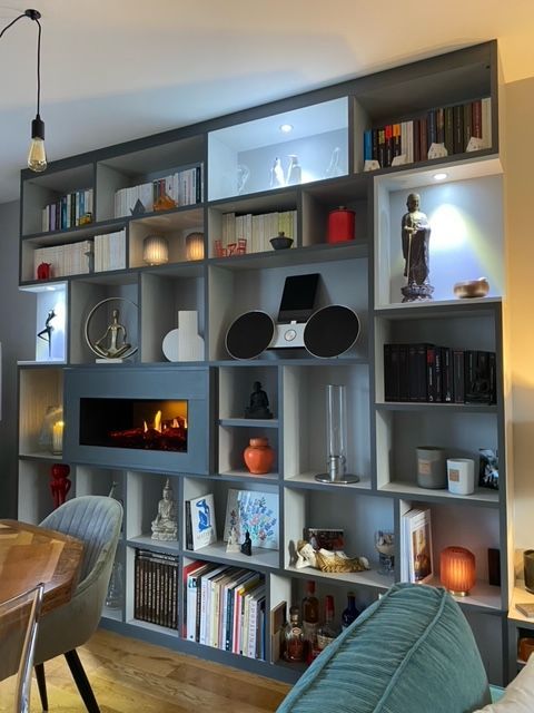 Bibliothèque sur mesure à Nantes avec cheminée encastrée et spot LED.