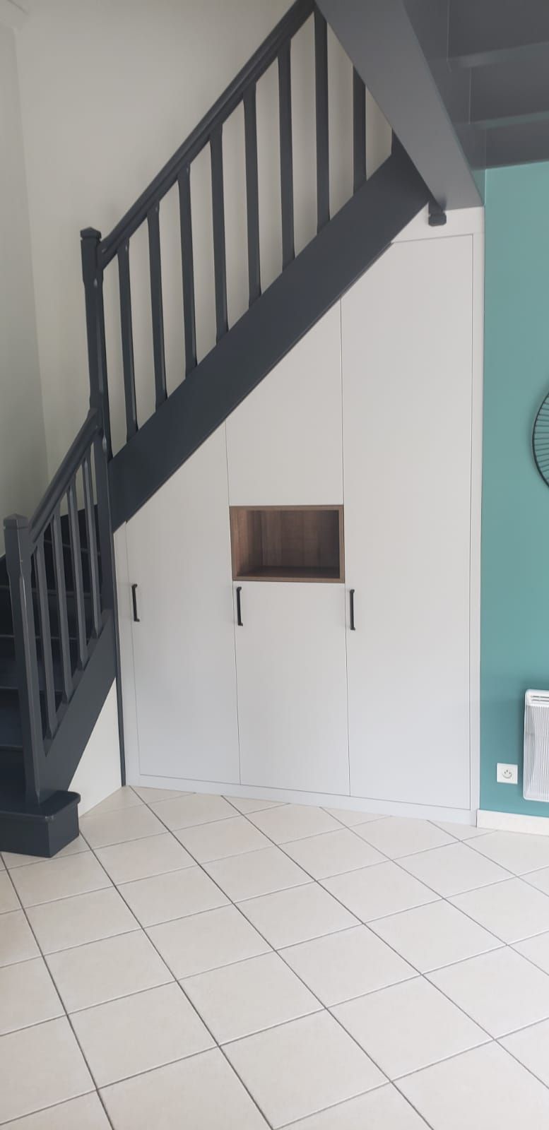Aménagement sous escalier sur mesure à Nantes.