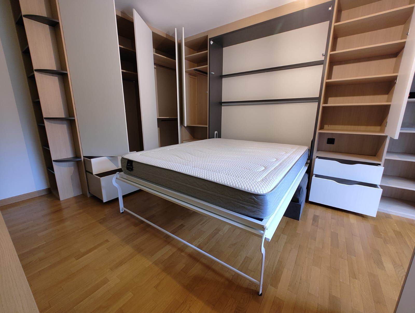 Aménagement sur mesure à Nantes avec lit relevable et canapé.