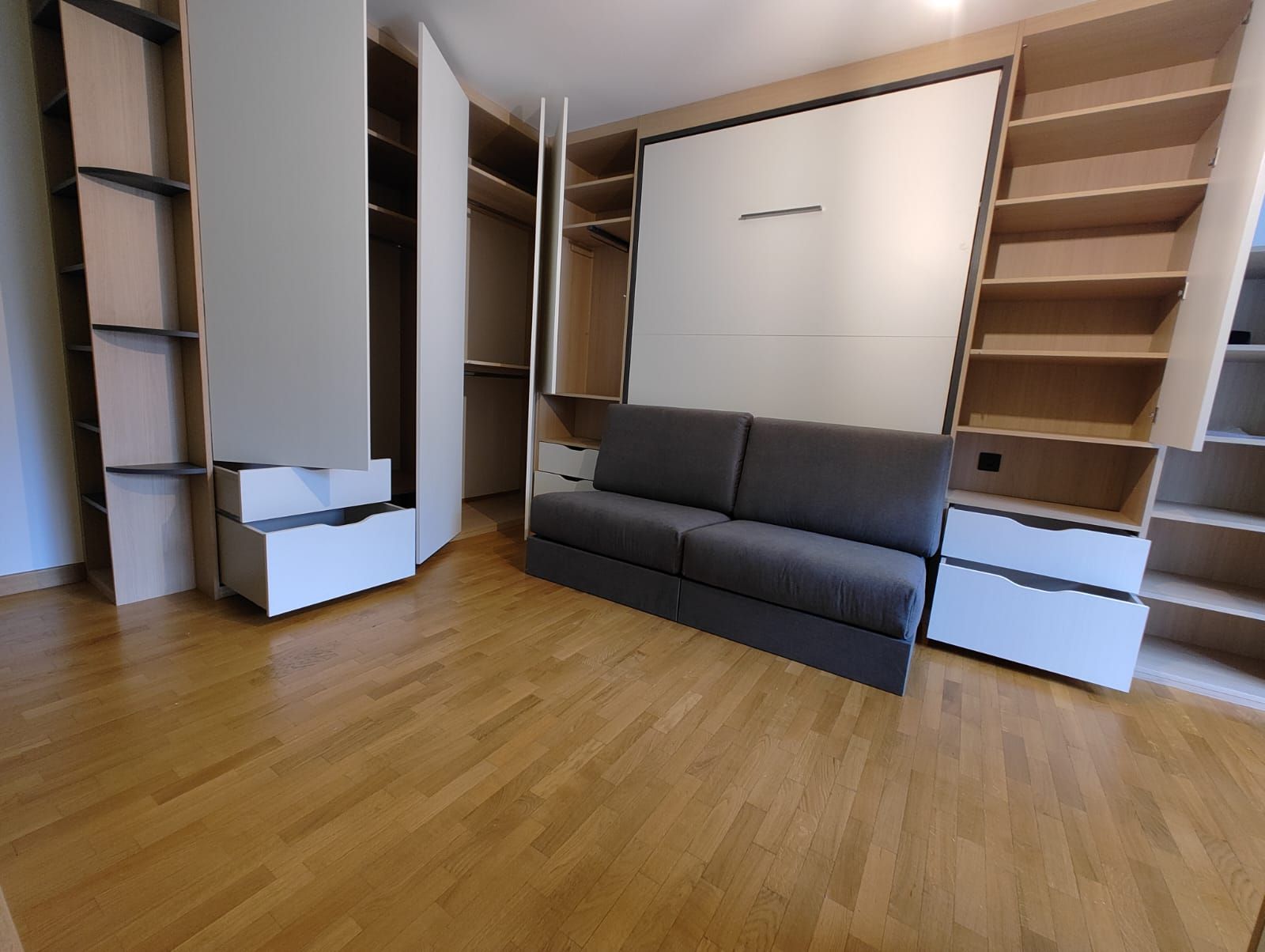 Aménagement sur mesure à Nantes avec lit relevable et canapé.