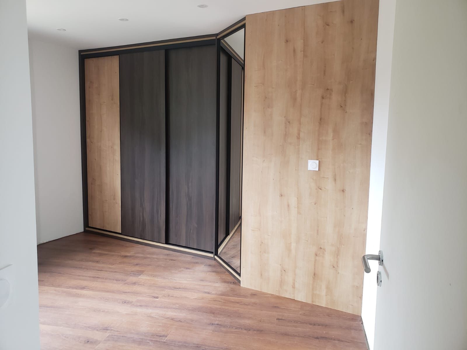 Placard coulissant sur mesure et placard d'angle à Nantes. Coulissant miroir