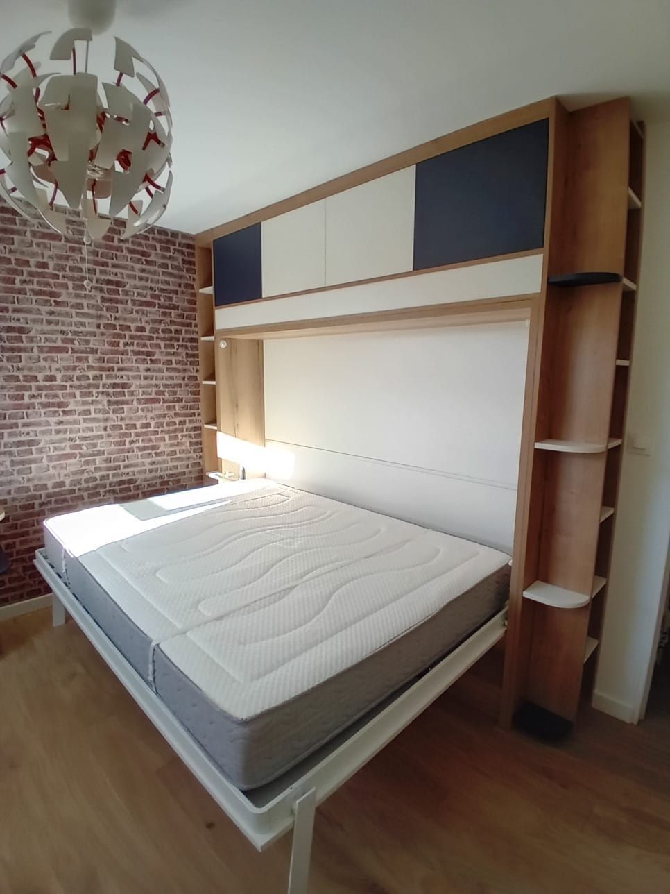 Aménagement sur mesure à Nantes avec lit relevable et canapé.