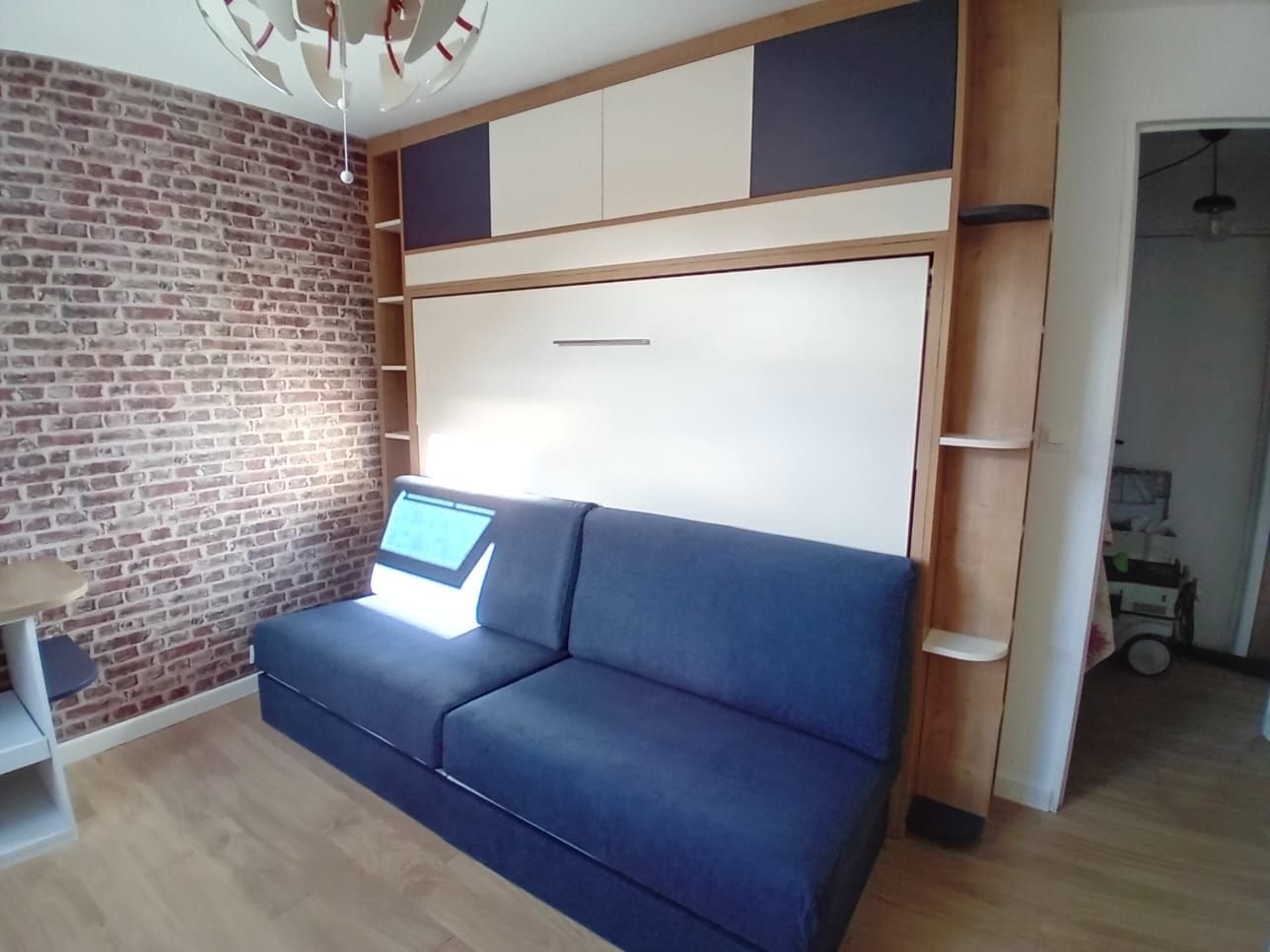 Aménagement sur mesure à Nantes avec lit relevable et canapé.