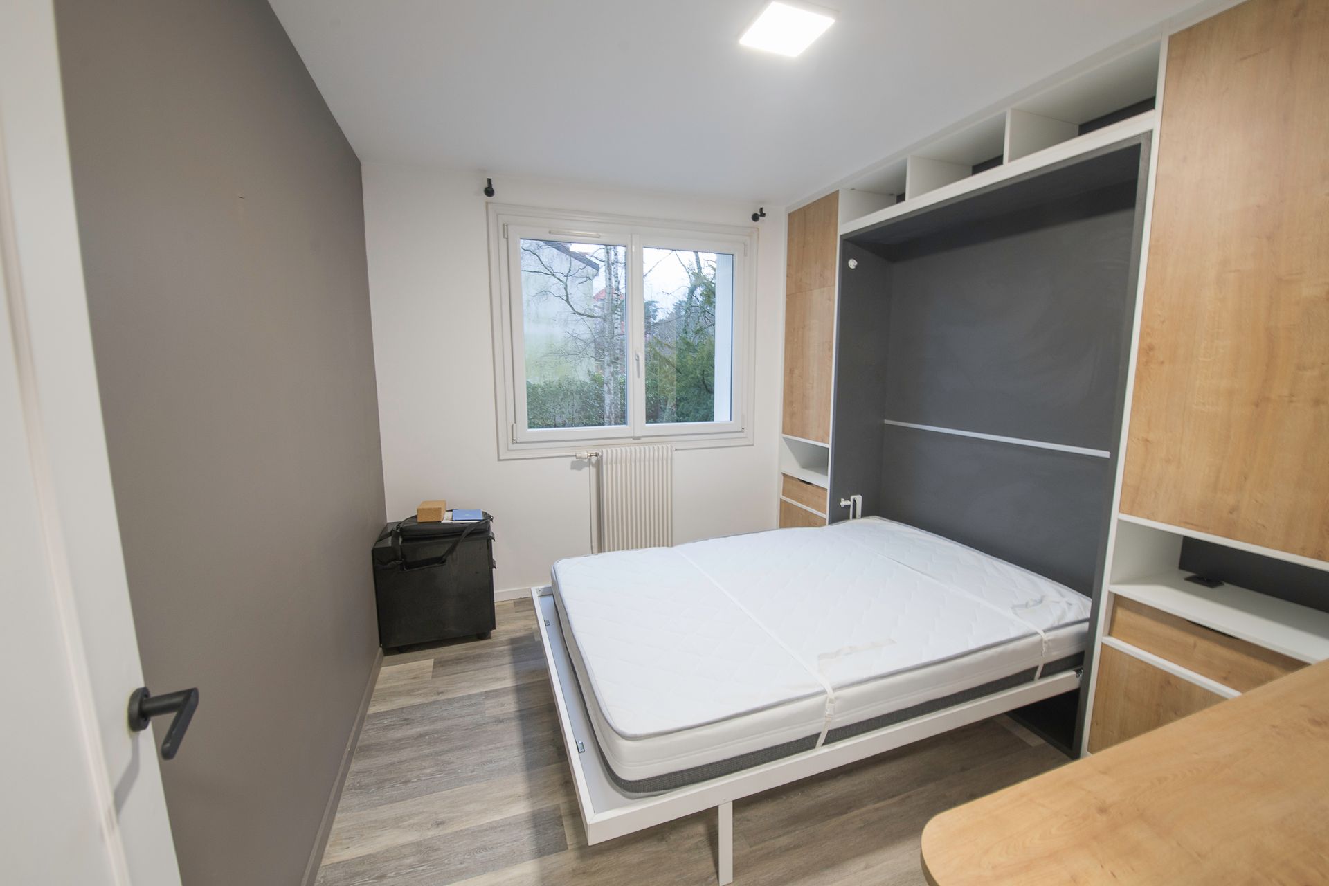 Aménagement sur mesure à Nantes avec lit relevable et bureau integré.