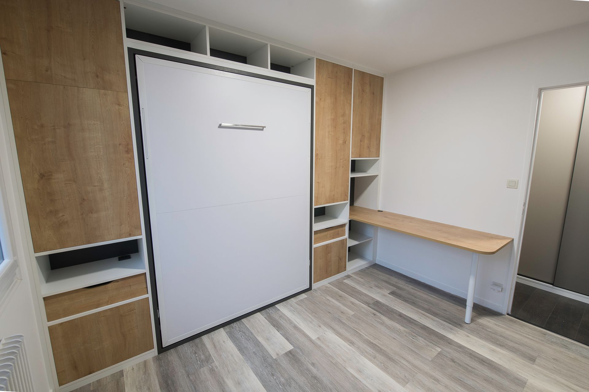Aménagement sur mesure à Nantes avec lit relevable et bureau integré.