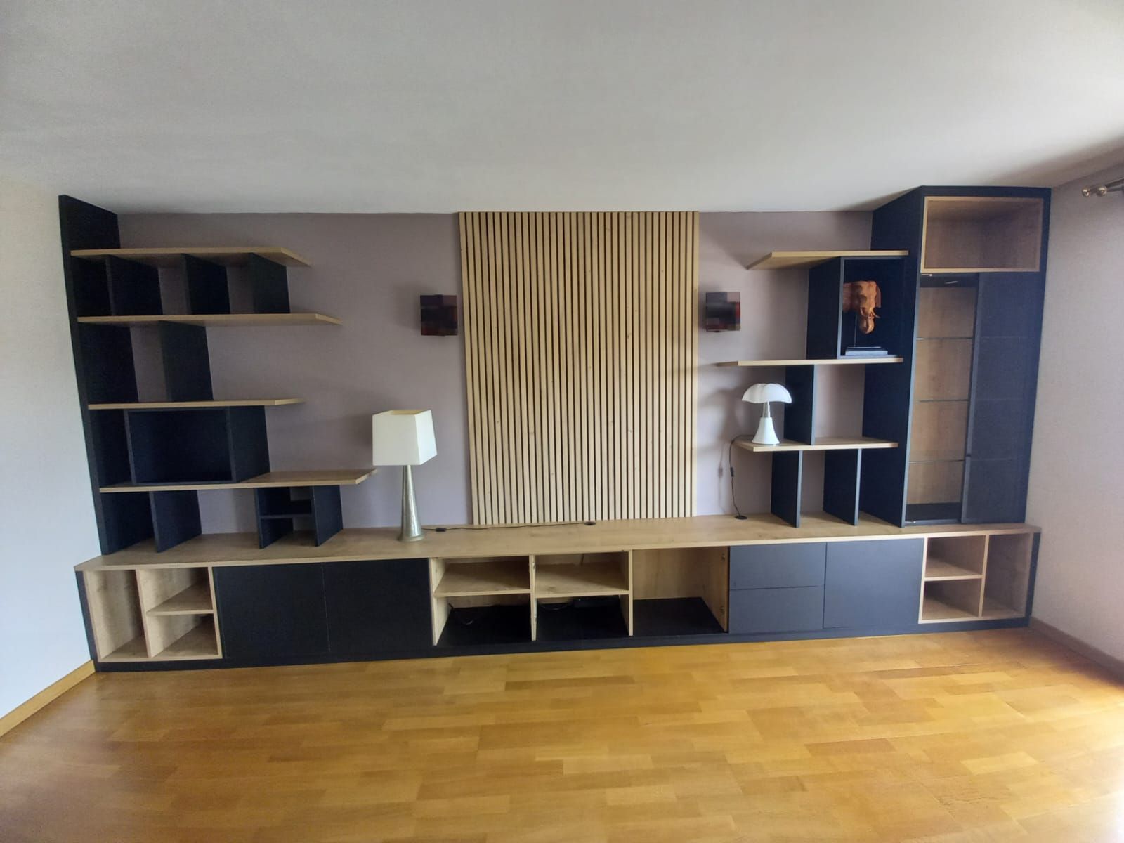 Bibliothèque sur mesure à Nantes avec emplacement TV.