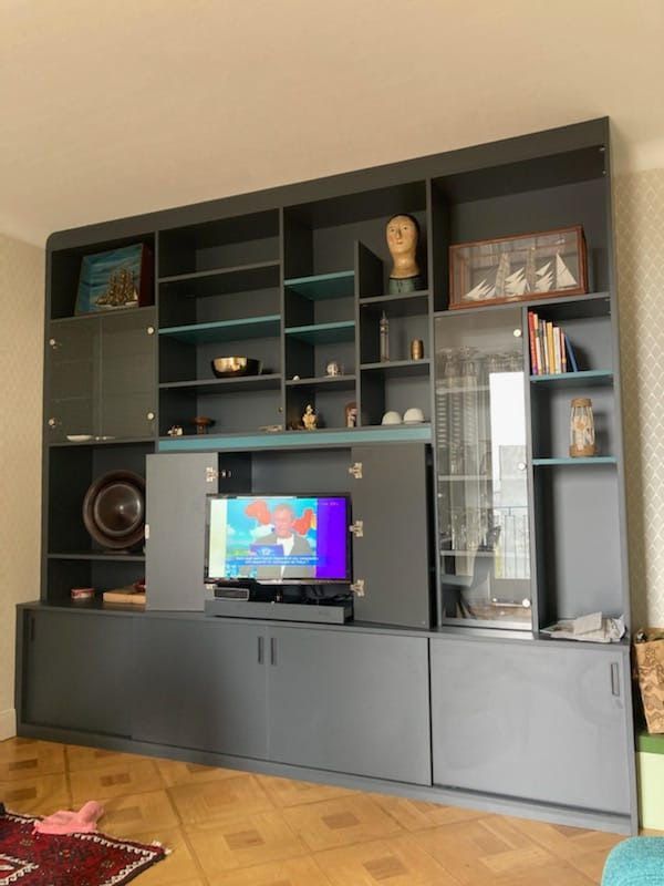 Bibliothèque sur mesure à Nantes avec emplacement TV.