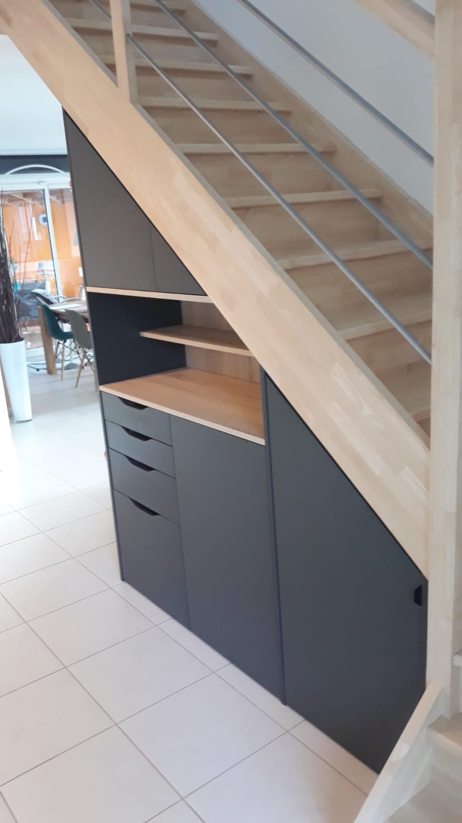 Aménagement sous escalier sur mesure à Nantes.