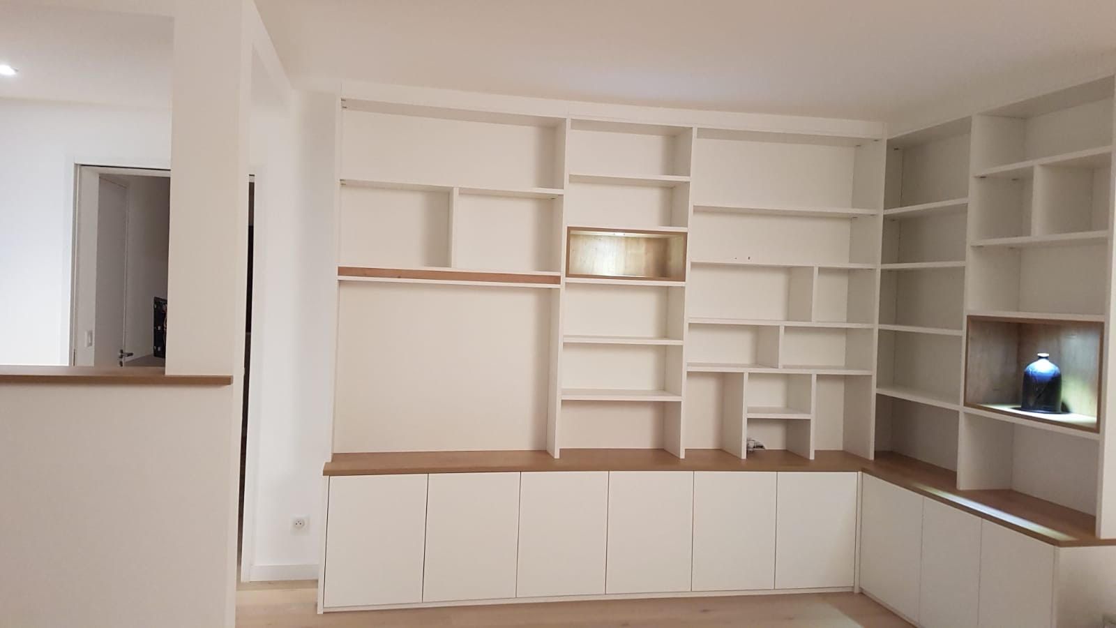 Bibliothèque sur mesure à Nantes avec emplacement TV et spot LED.