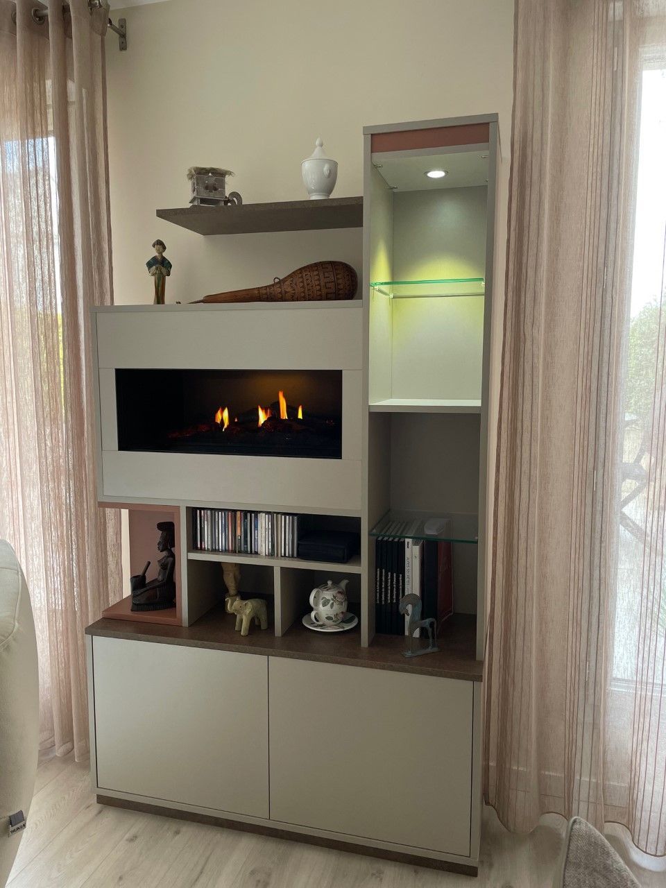 Bibliothèque sur mesure à Nantes avec cheminée encastrée et spot LED.