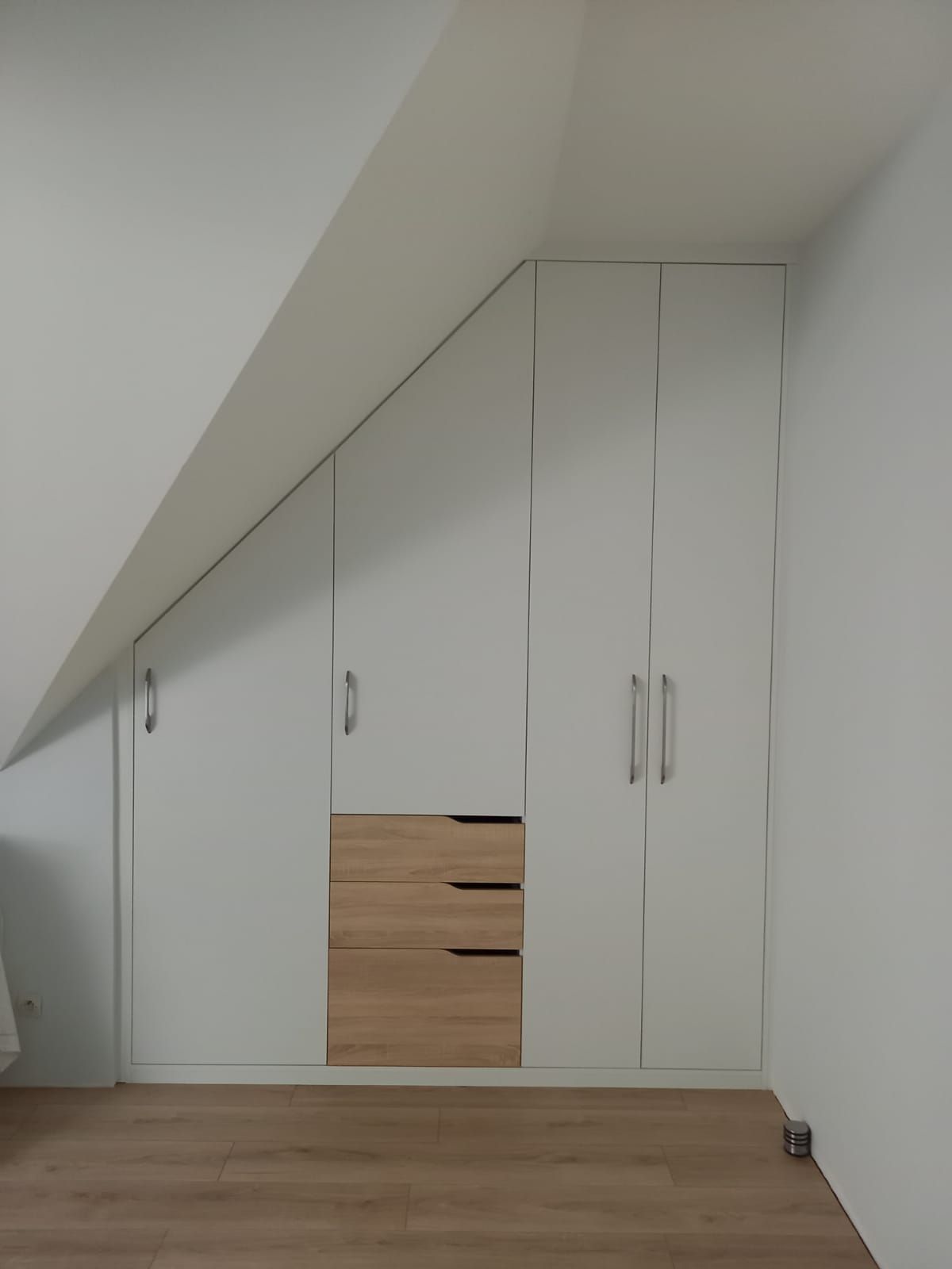 Aménagement sous pente sur mesure à Nantes.