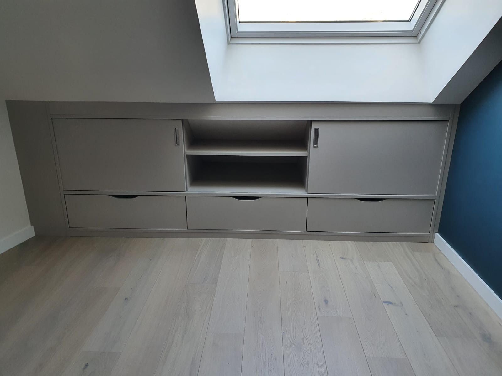 Aménagement sous pente sur mesure à Nantes.