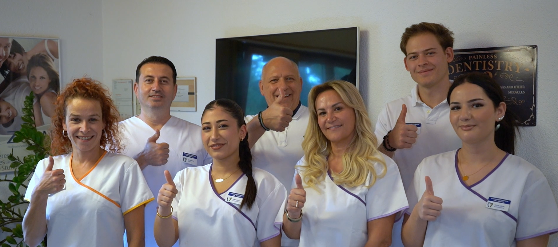 Weißer Zahn und Zahnarztspiegel auf einem Tisch mit unscharfem blauen Hintergrund.