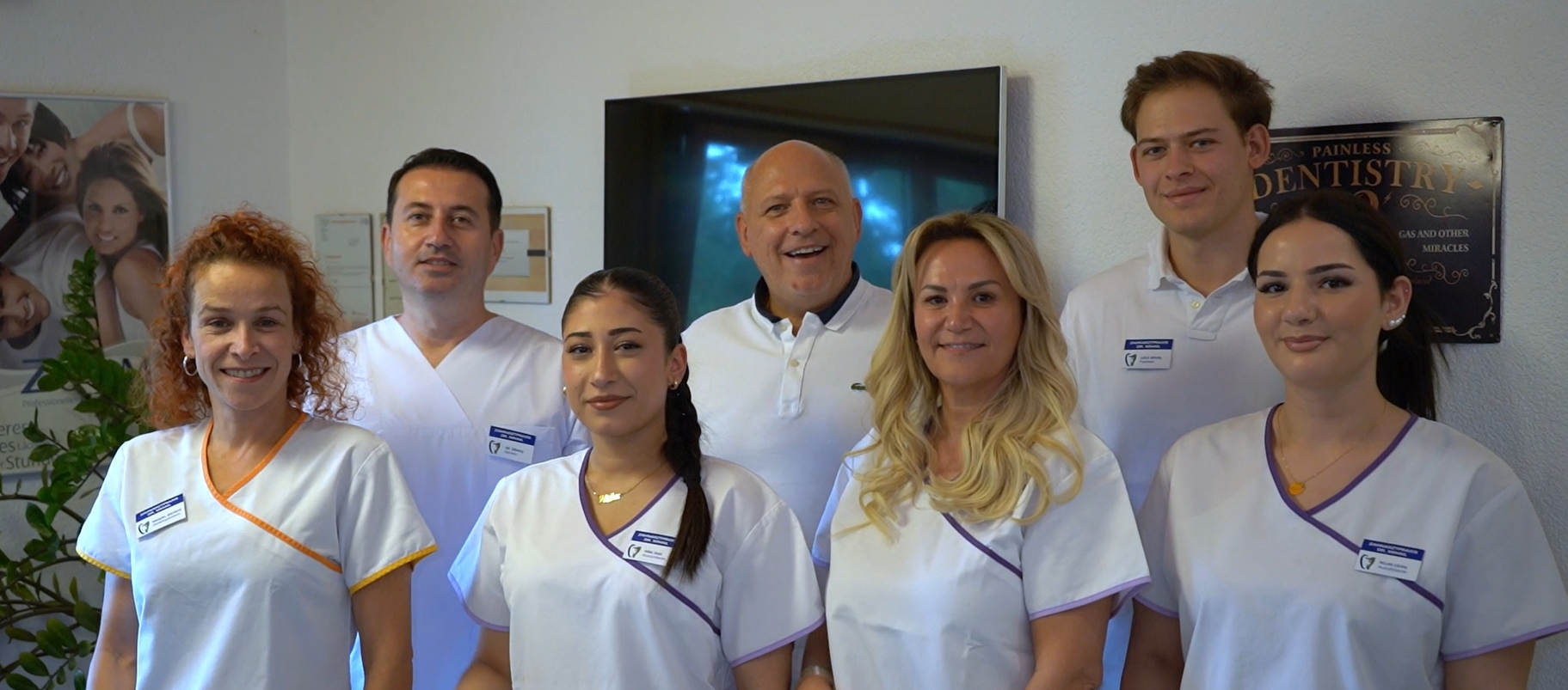 Weißer Zahn und Zahnarztspiegel auf einem Tisch mit unscharfem blauen Hintergrund.