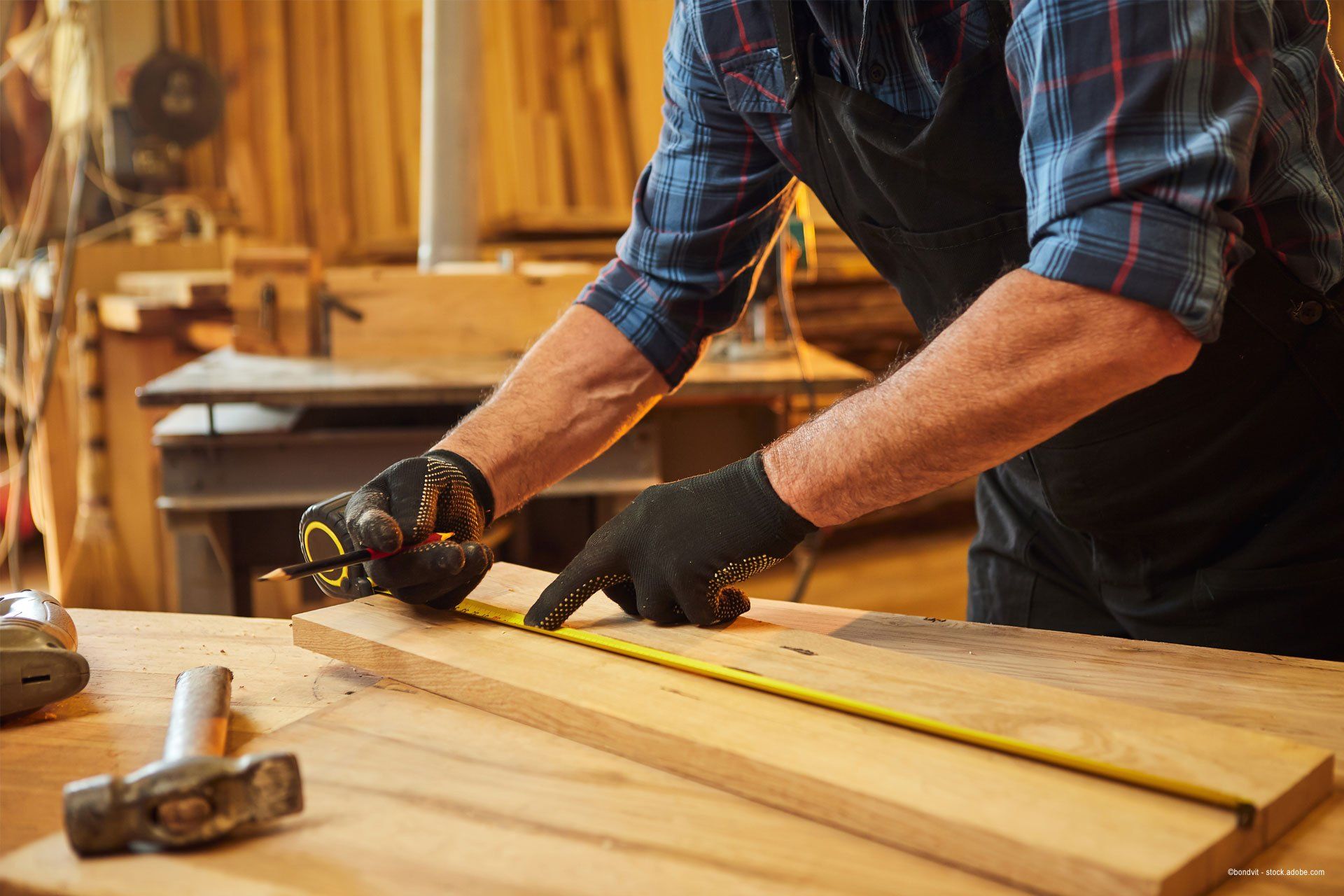 Mitarbeiter von Osman Satilmis Bedachungen arbeitet mit Holz