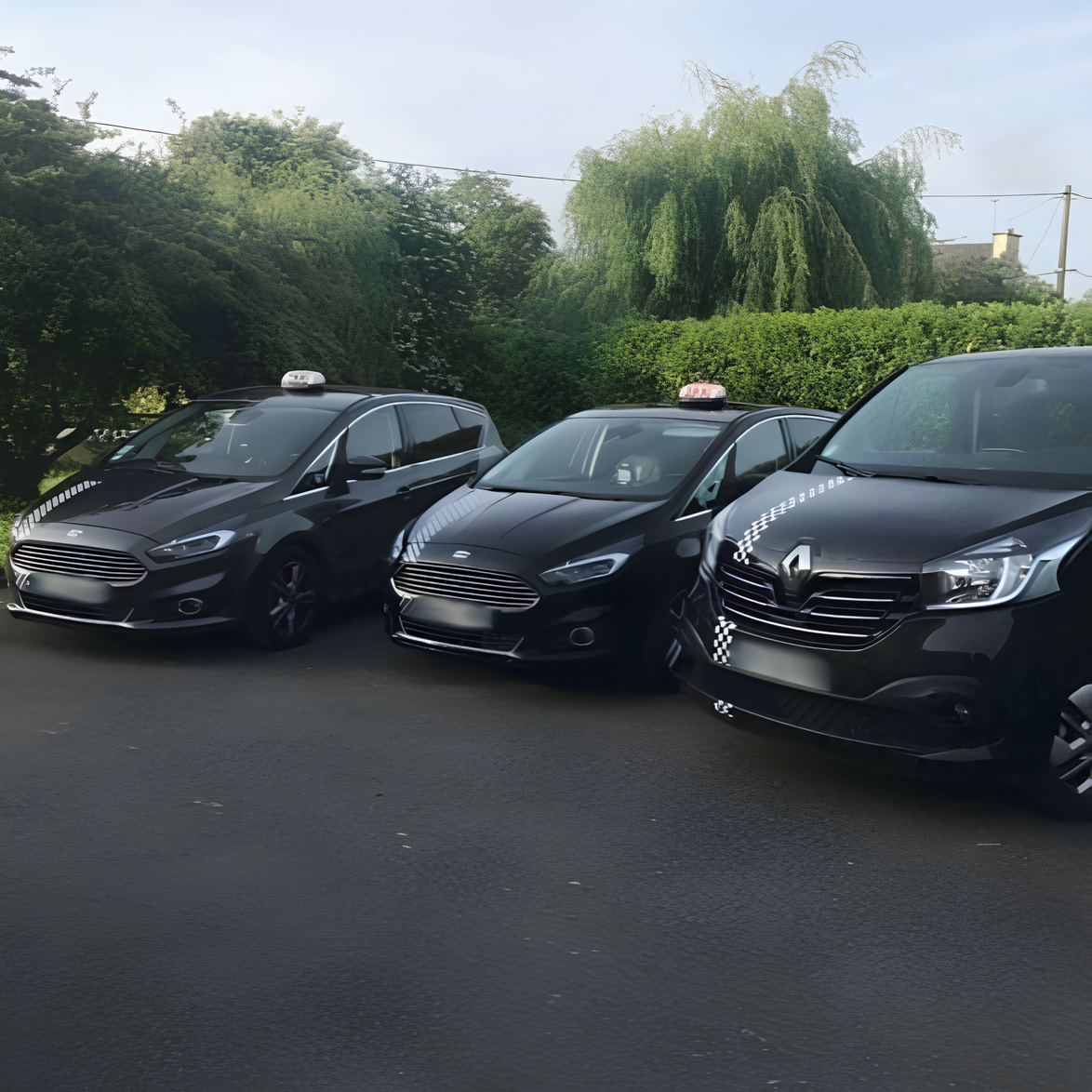 Trois voitures Taxi noires