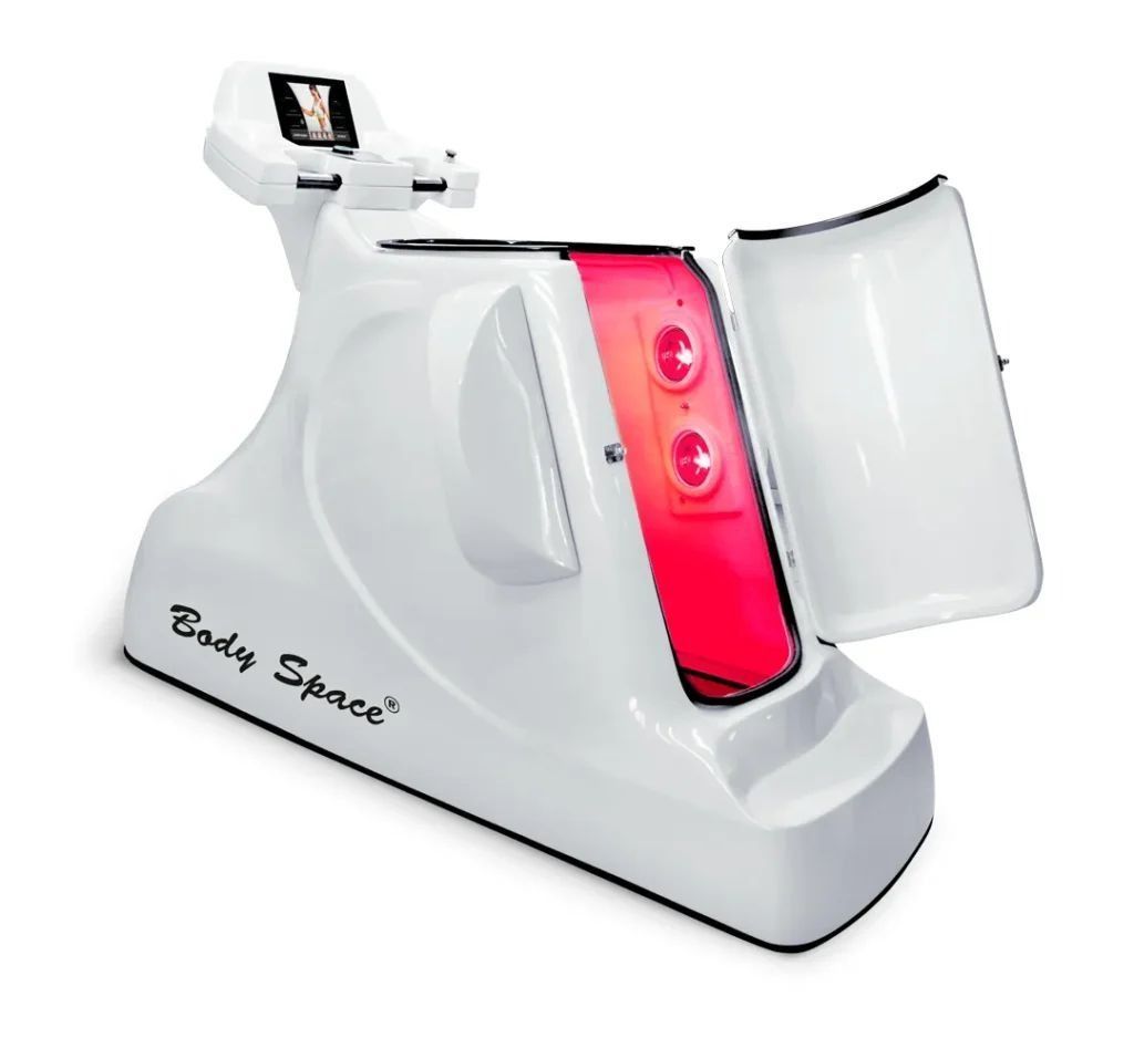 Sauna White Body Space con puerta abierta, luces rojas.