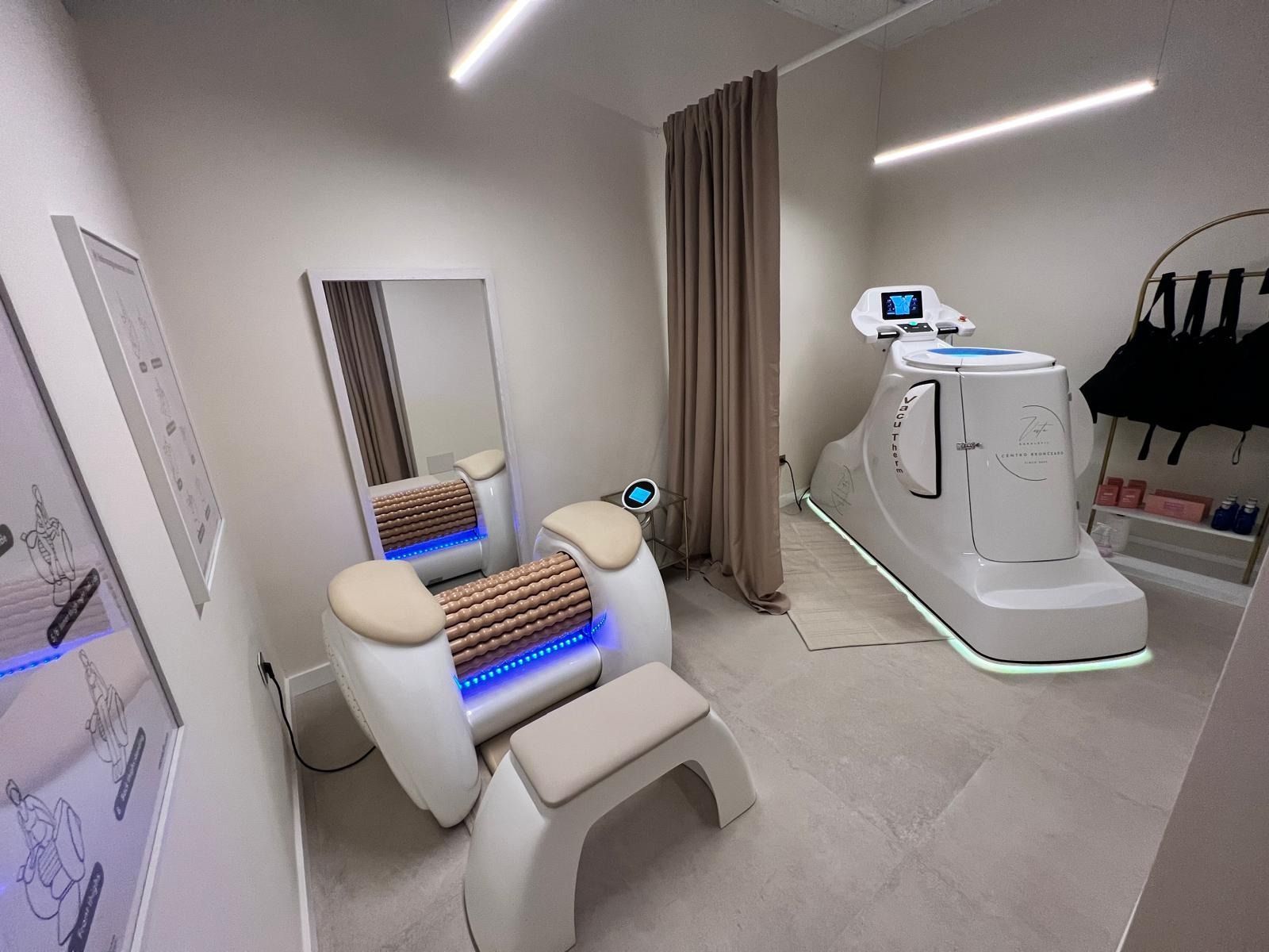 Una habitación luminosa equipada con una máquina de masaje con rodillo para drenaje linfático