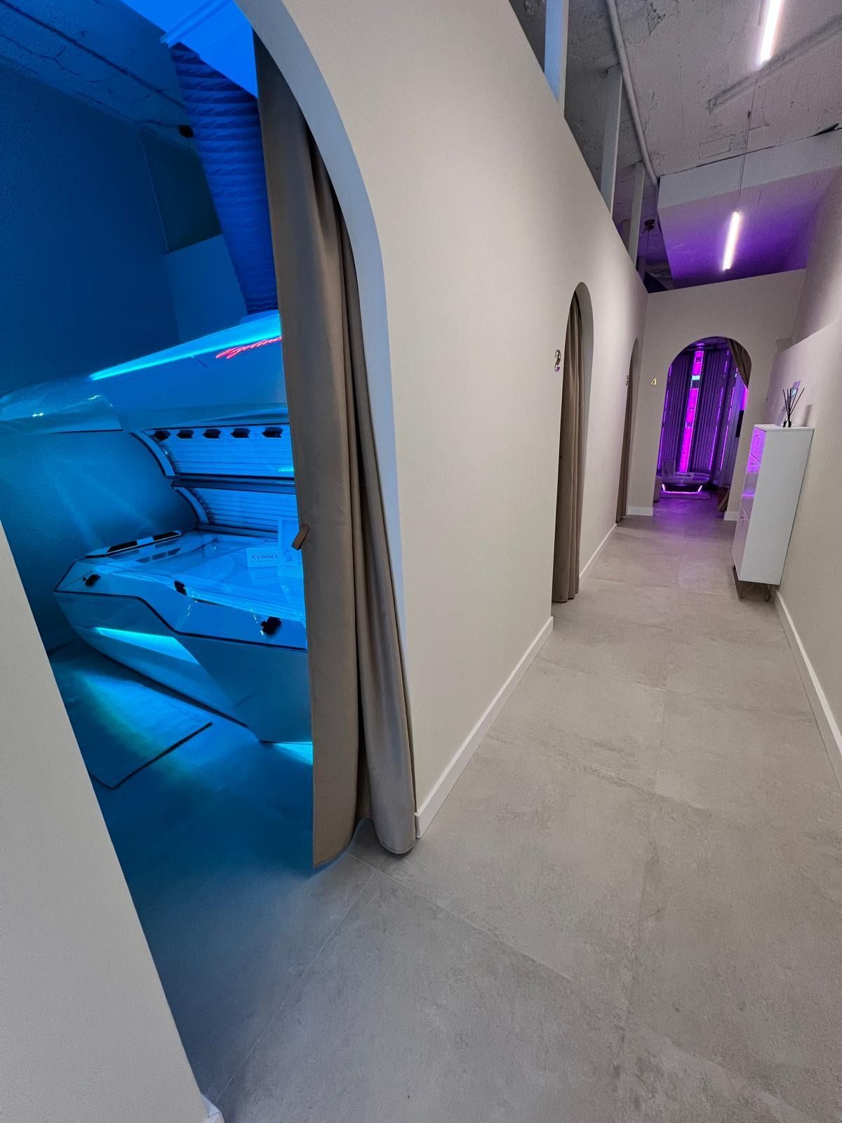 Un pasillo con arcos de entrada conduce a habitaciones privadas equipadas con aparatos de fototerapia 