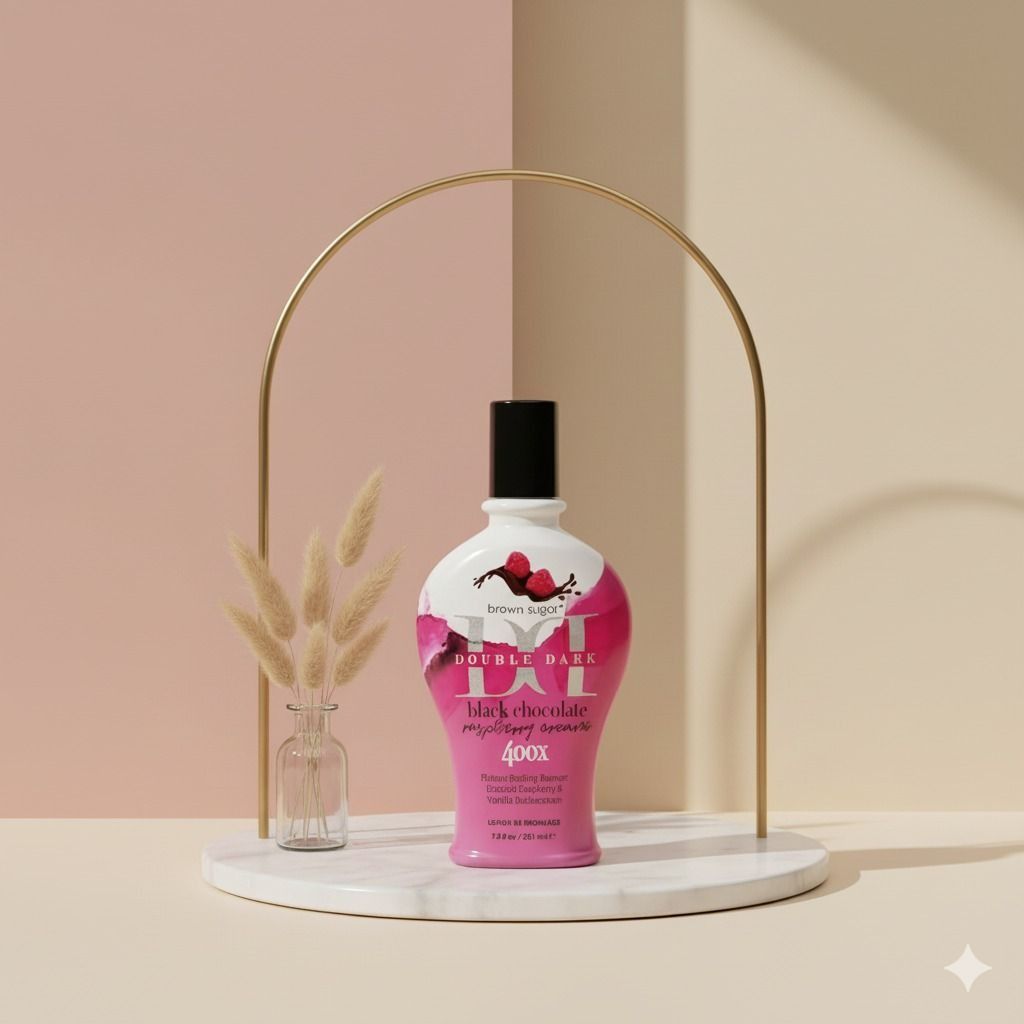 En un estudio minimalista, un frasco de loción para el cuidado de la piel IXL reposa sobre un pedestal de mármol