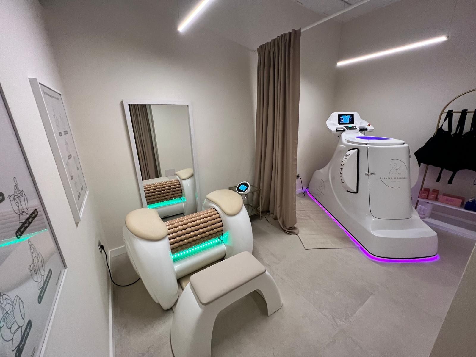 La habitación cuenta con una estación de masaje con rodillos de madera iluminados, un reposapiés