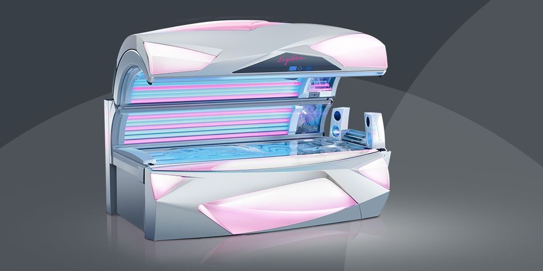 Una cama de bronceado blanca de estilo futurista con iluminación de acento rosa sobre un fondo gris oscuro.