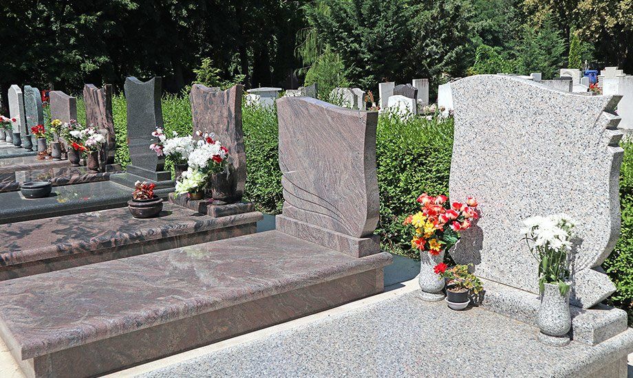 Cimetière comportant des caveaux en marbre