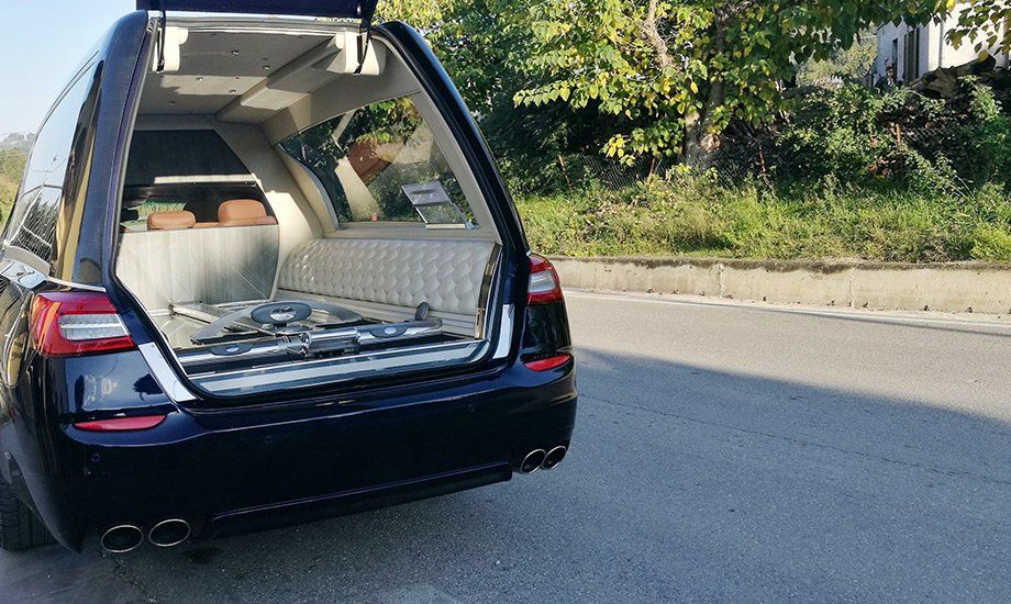 Transport d'un cercueil dans un véhicule funéraire aménagé