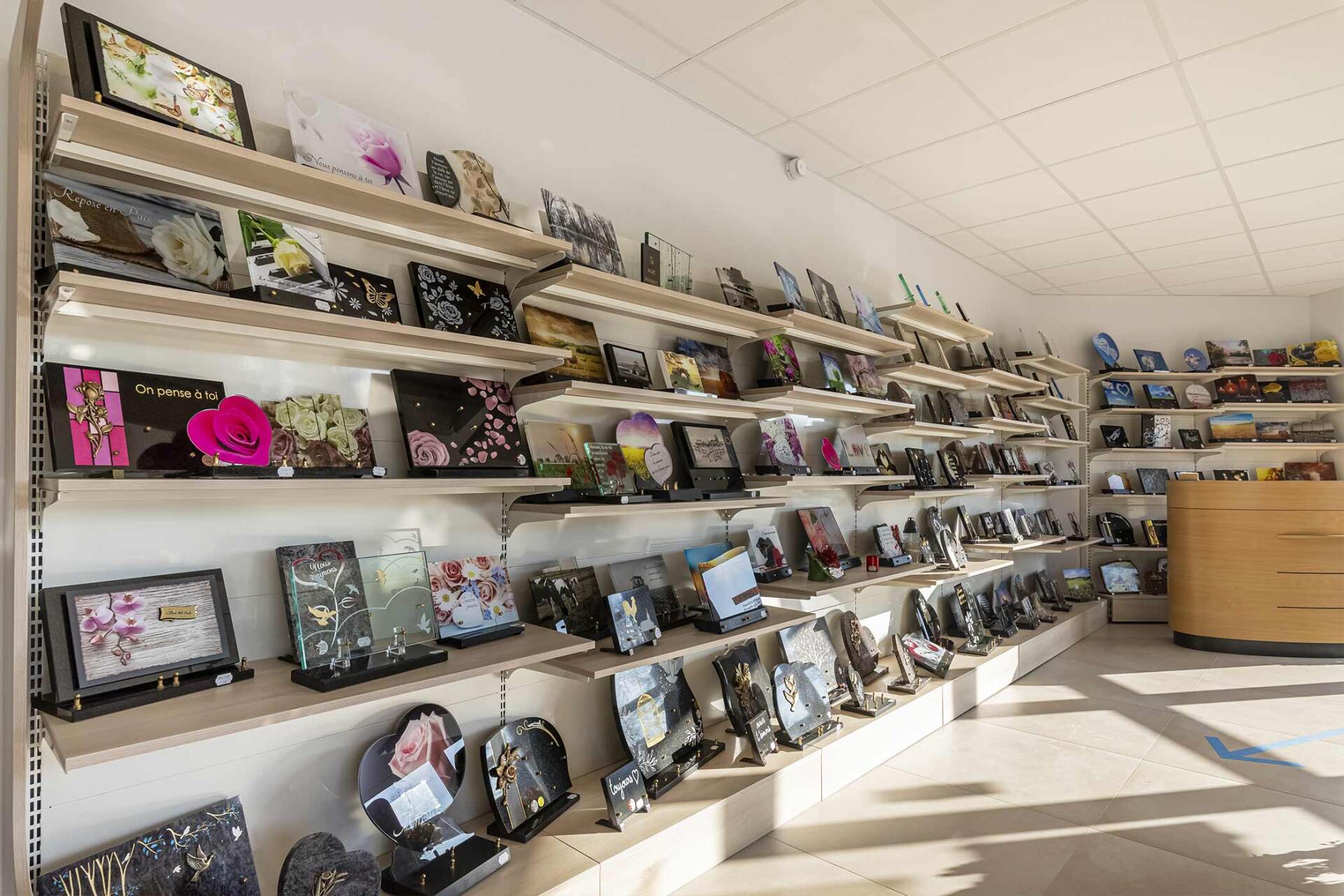 Divers articles funéraires mis en vente sur une étagère