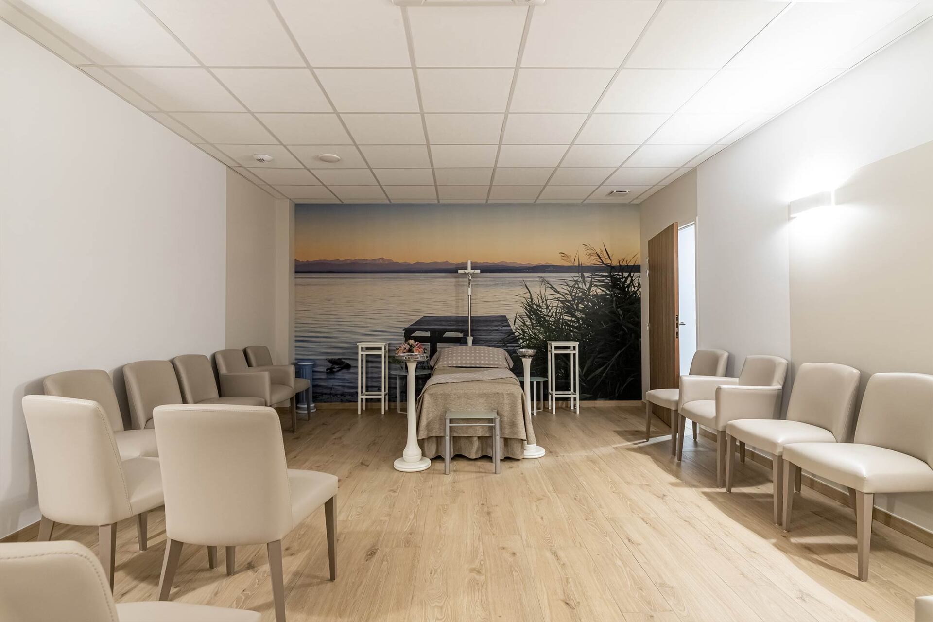 Chambre funéraire disposant d'un lit mortuaire et de fauteuils pour la famille et les proches du défunt